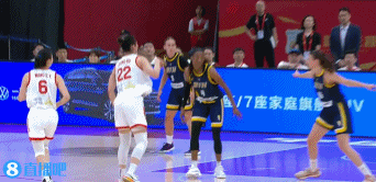 防不了一点！张子宇内线要位高举高打 顶着两名防守人打成2+0！